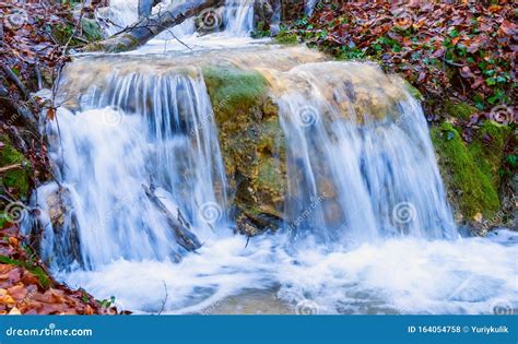 高山流水，清澈如泉湧動似雲煙